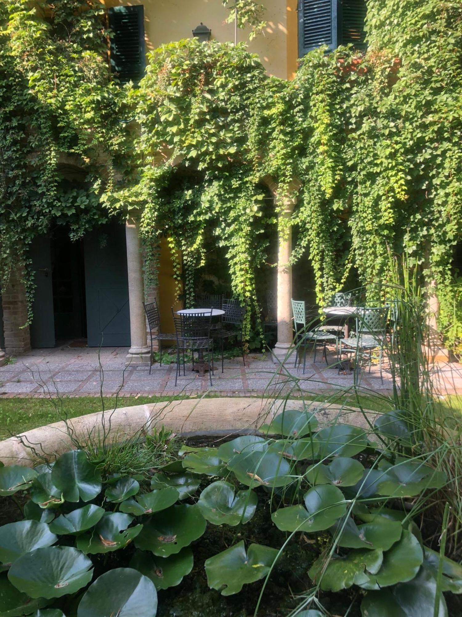 Bed and Breakfast Palazzo Sismonda Corneliano d'Alba Exterior foto