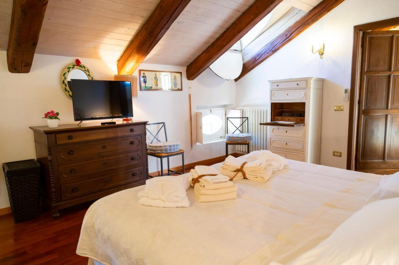 Bed and Breakfast Palazzo Sismonda Corneliano d'Alba Exterior foto